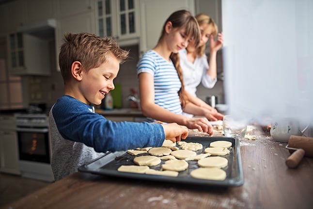 Anti-verveeltip voor de zomervakantie: samen bakken